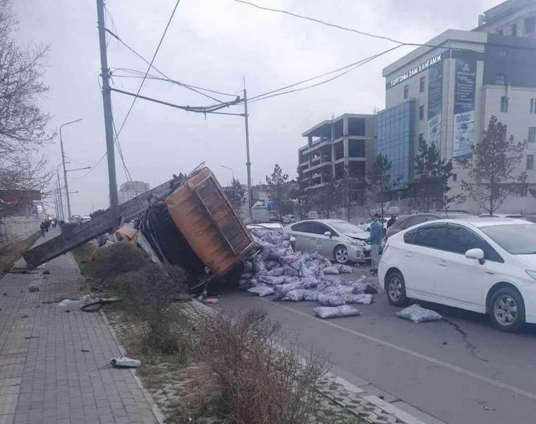 Согтуу хүмүүс маргалдаж, нэгийгээ зам руу түлхсэний улмаас 30 гаруй насны залуу машинд дайруулж амиа алджээ