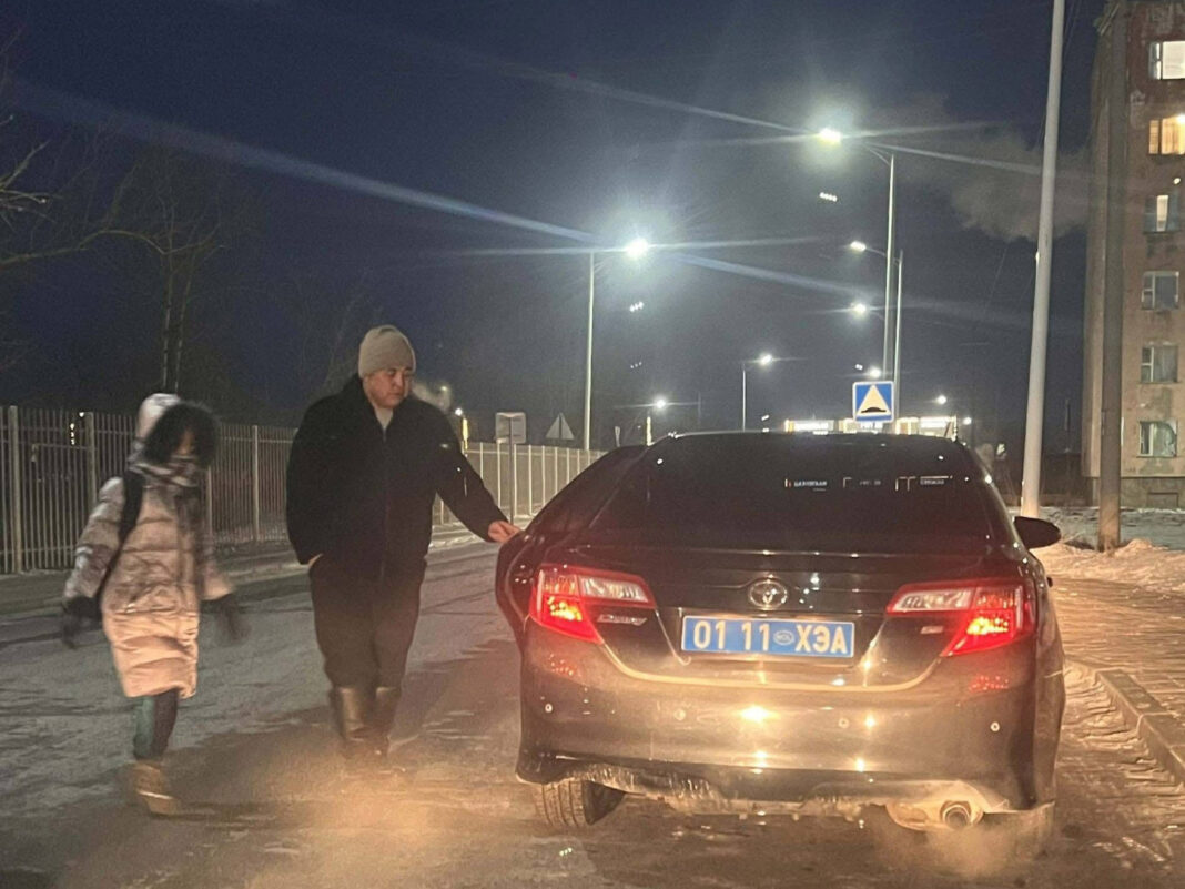 Цэнхэр дугаартай автомашинууд сурагчдыг сургуульд нь хүргэж өгч, авч байна
